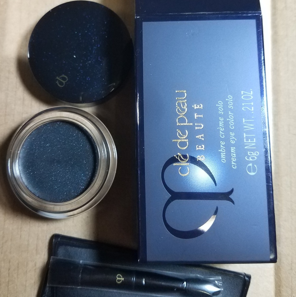Brand new Cle de peau eyeshadow/eye liner gel